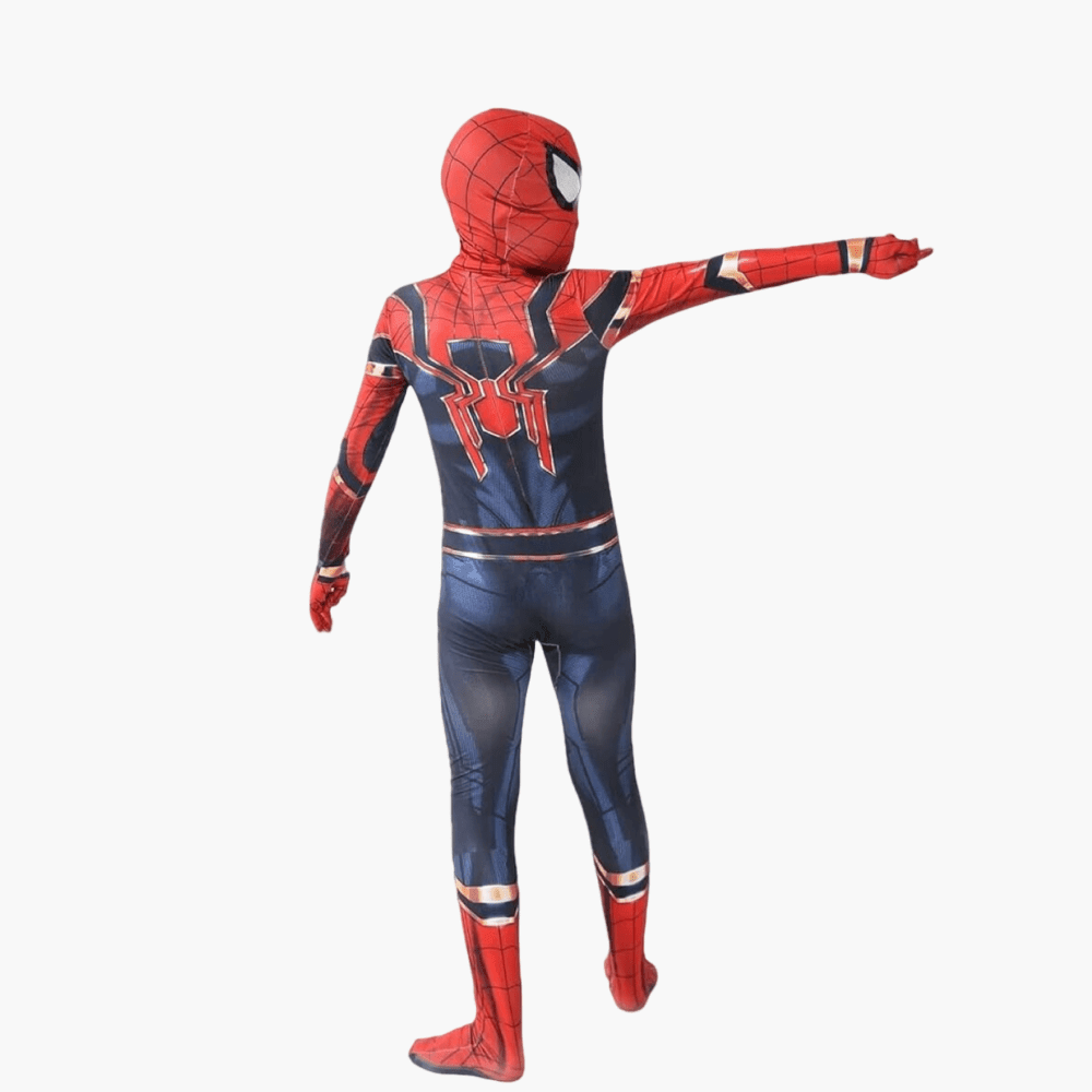 Spiderman avec la technologie d'Iron man qui fait une pose sur le côté