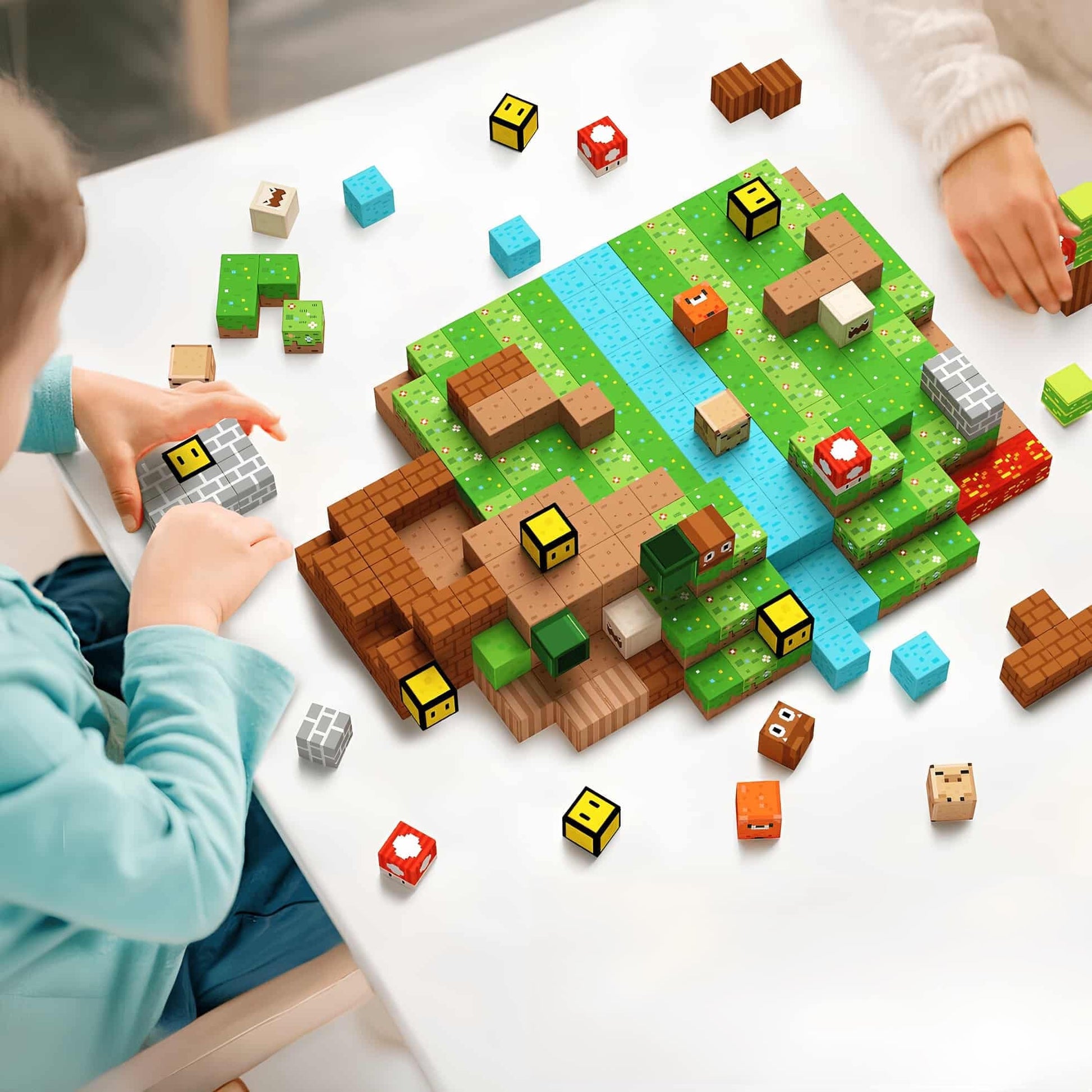 Un enfant qui s'amuse avec des blocs de construction Minecraft en vue du dessus 