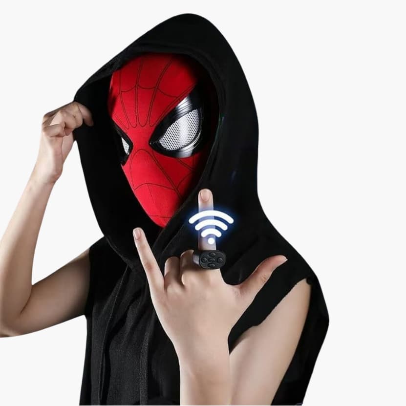 Un homme porte le masque de Spiderman avec la télécommande dans son index gauche